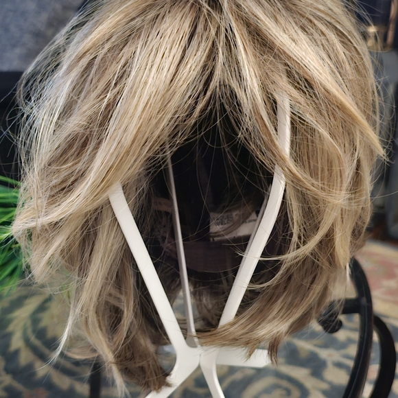 Raquel Welch Wig- In Charge in Shaded Cappucino. - Picture 1 of 2